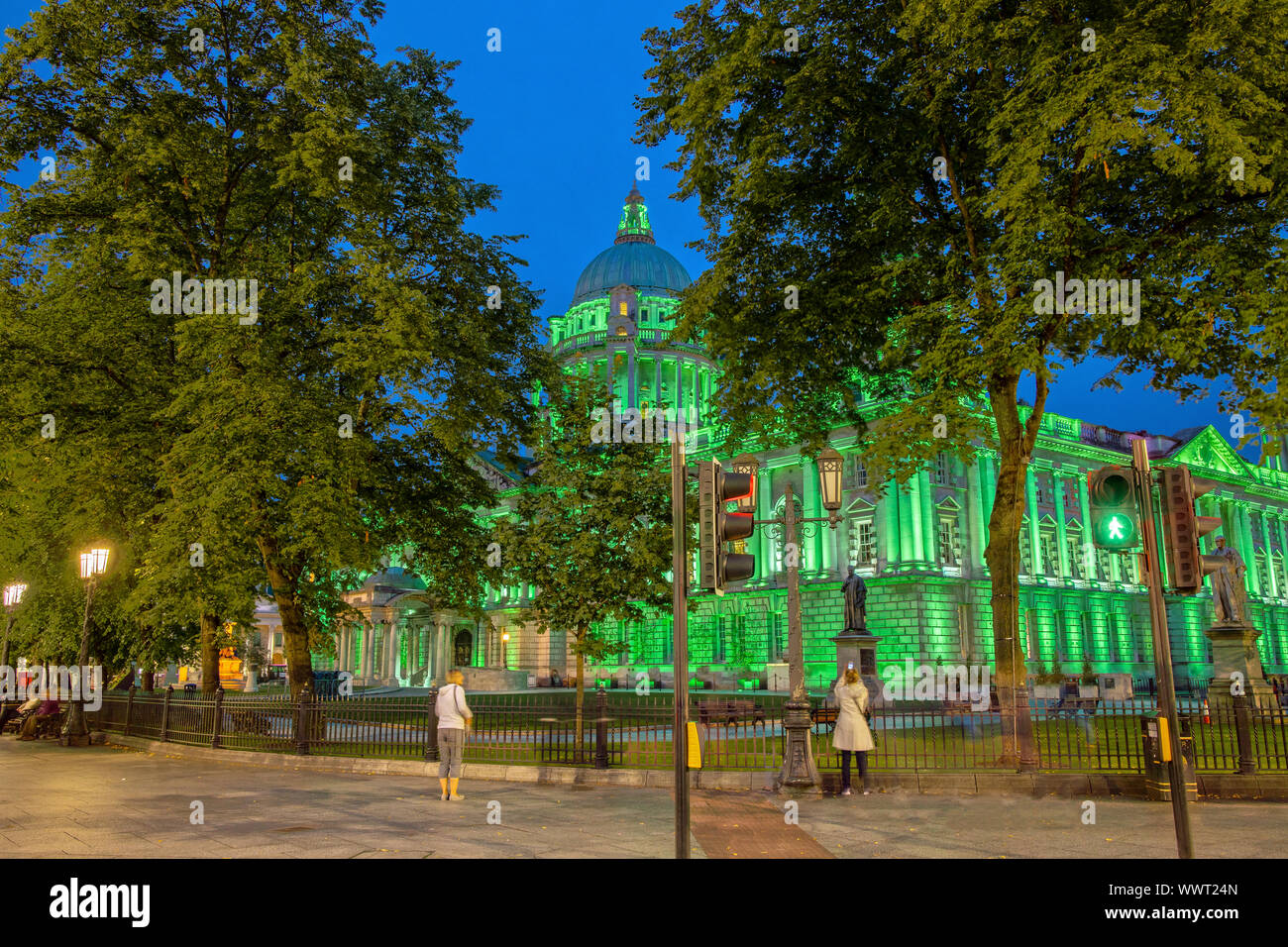Der Belfast City Hall an der Donegall Square in Belfast, Nordirland in der Nacht Stockfoto