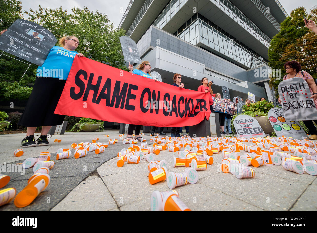New York, USA. 16 Sep, 2019. Mitglieder der P.A.I.N. (Rezept sucht Intervention Jetzt) und Wahrheit Pharm inszenierten einen Protest am 12 September, 2019 außerhalb von Purdue Pharma Hauptsitz in Stamford, über ihre jüngsten umstrittenen opioid Siedlung. Teilnehmer Hunderte von verordnungflaschen OxyContin. Credit: ZUMA Press, Inc./Alamy leben Nachrichten Stockfoto