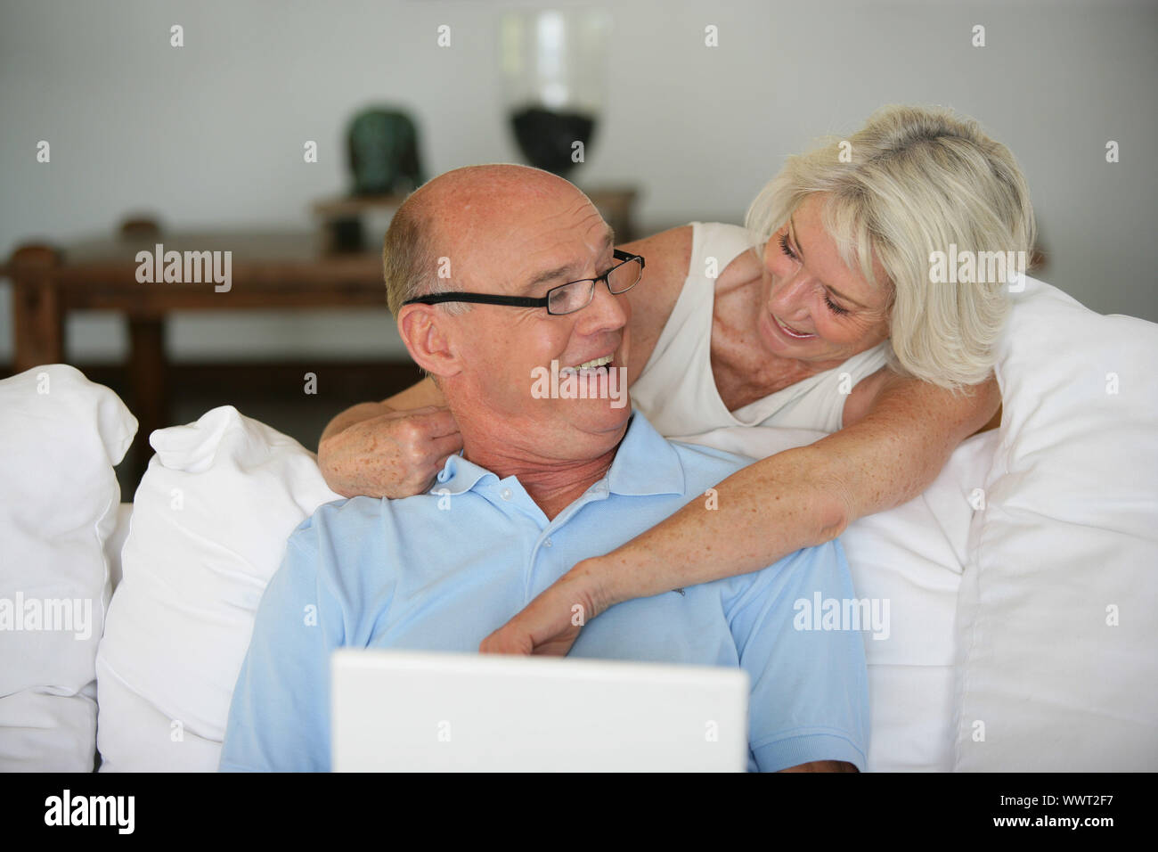 Älteres Paar mit einem laptop Stockfoto