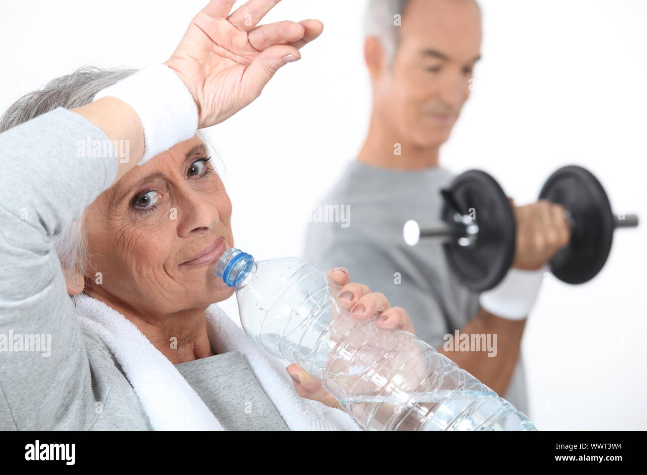 Ältere Frau Trinkwasser nach Fitness-Studio-session Stockfoto