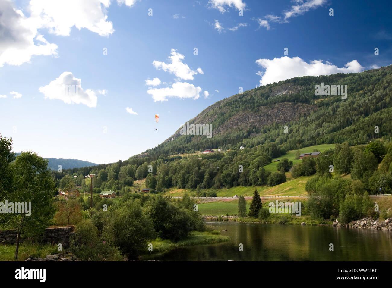 Norwegische Landschaft mit Fallschirm Stockfoto