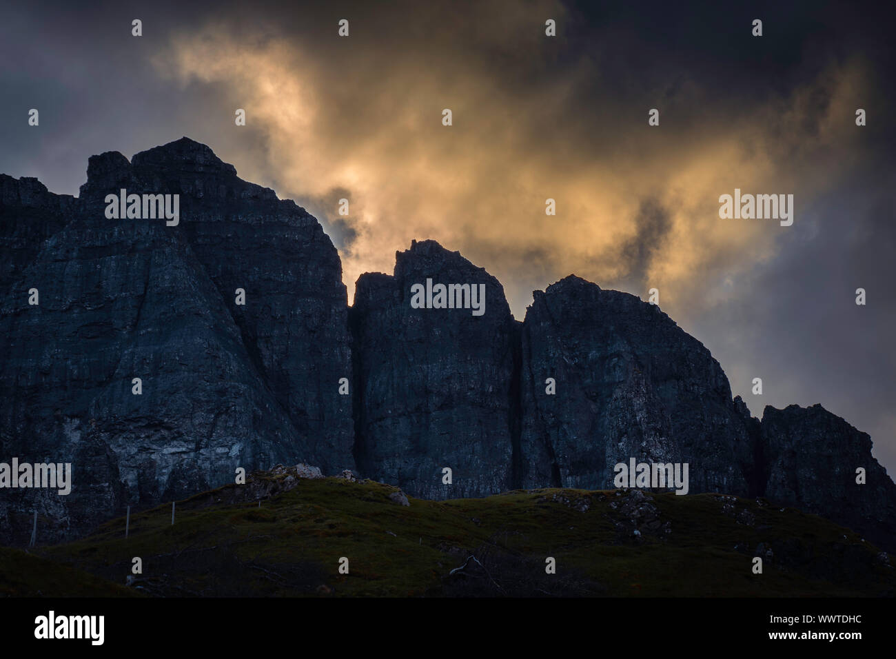 Dramatische Himmel mit dunklen Wolken bei Sonnenuntergang über dem alten Mann von Storr. atmosphärische Stimmung. majestätischen Landschaft der Insel Skye, Schottland, Großbritannien. atmosphärische Stimmung. Stockfoto