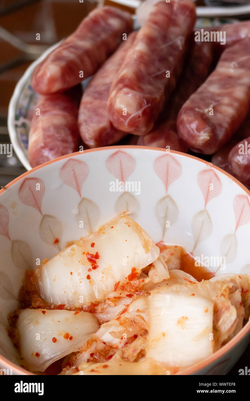 Koreanisches Kimchi und taiwanesischen Wurst in Schalen Stockfoto