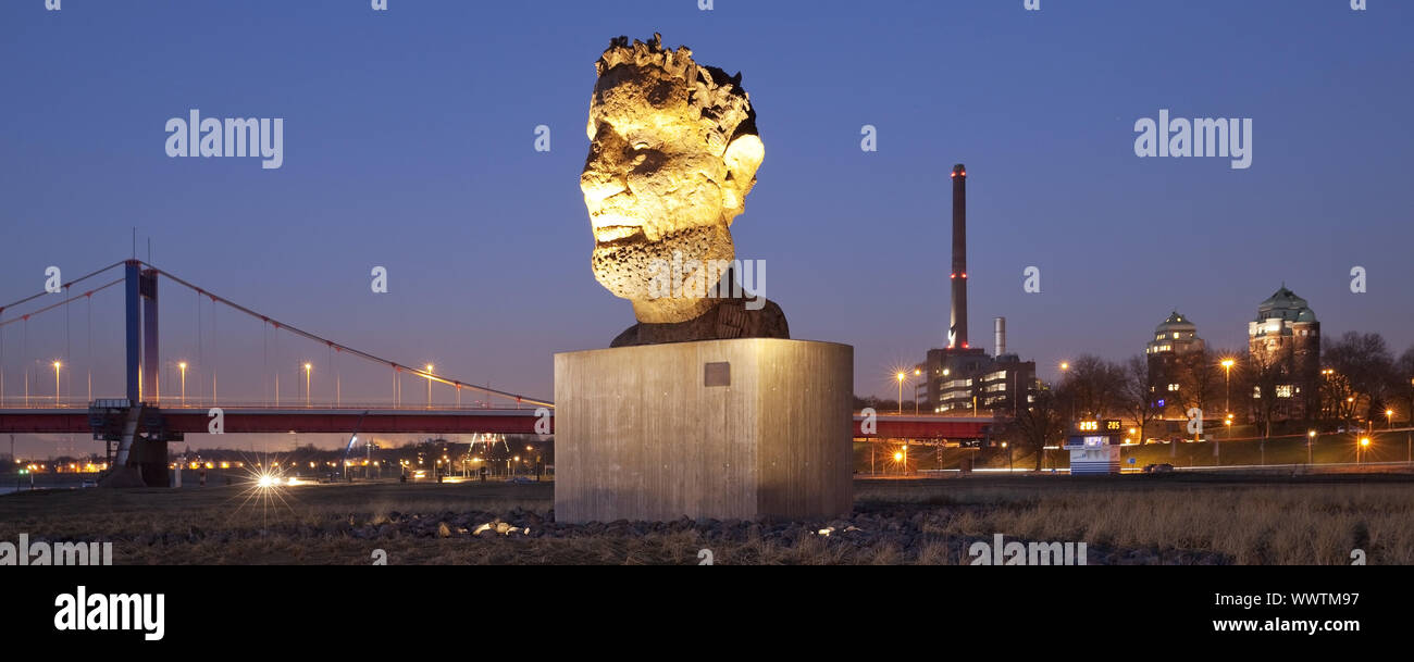 Beleuchtete Skulptur Echo des Poseidon in der Dämmerung im Hafen von Duisburg, Ruhrgebiet, Deutschland Stockfoto