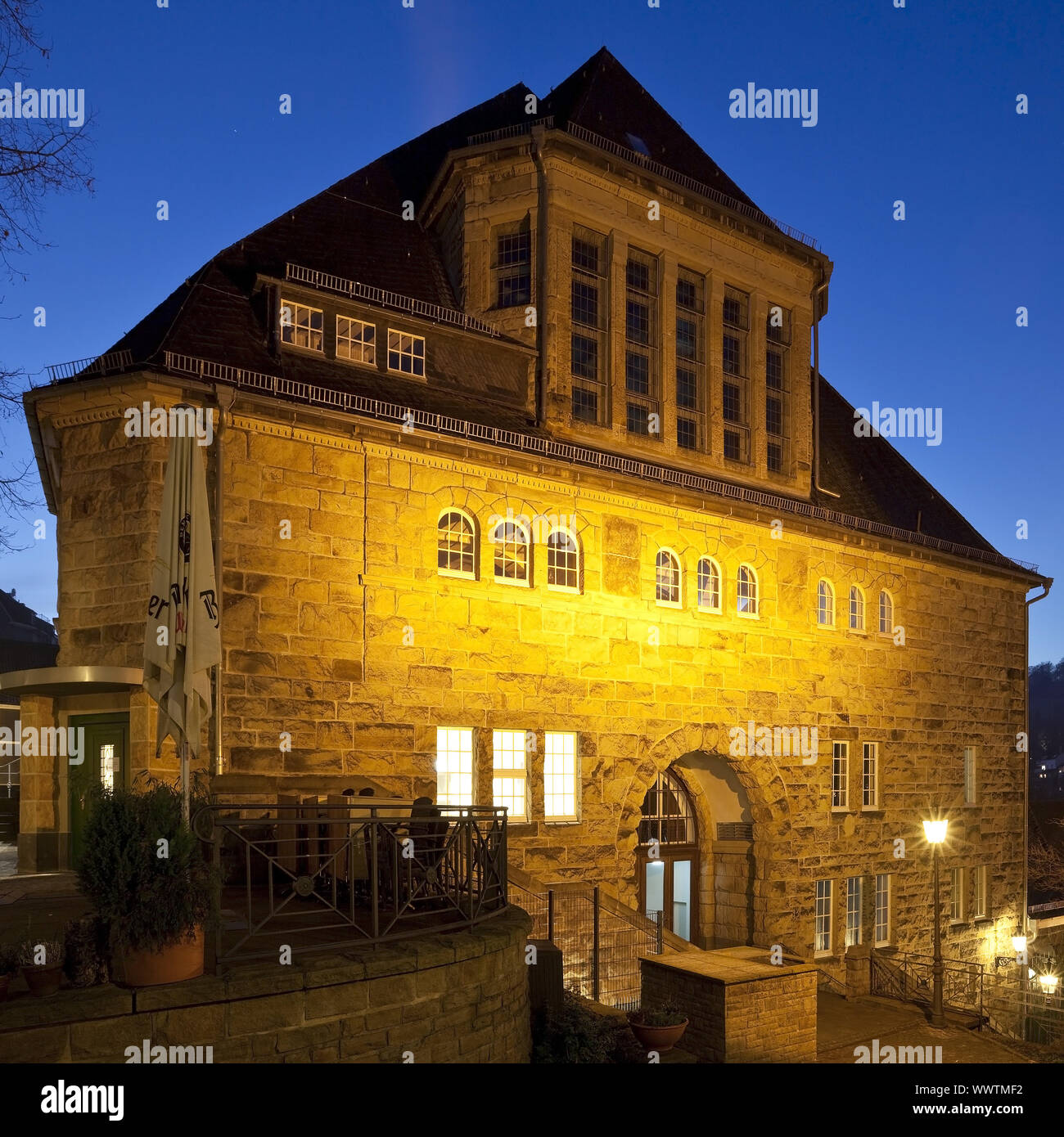 Historische Stadthaus Langenberg in der Dämmerung, Velbert, Nordrhein-Westfalen, Deutschland, Europa Stockfoto