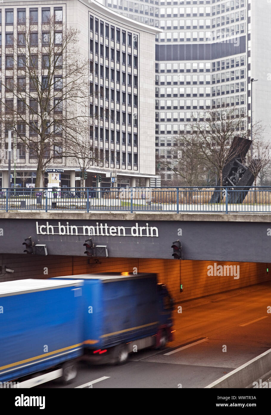 Label Ich bin mitten drin (ich bin in der Dick) auf eine Autobahnbrücke A40, Essen, Ruhrgebiet, Deutschland Stockfoto