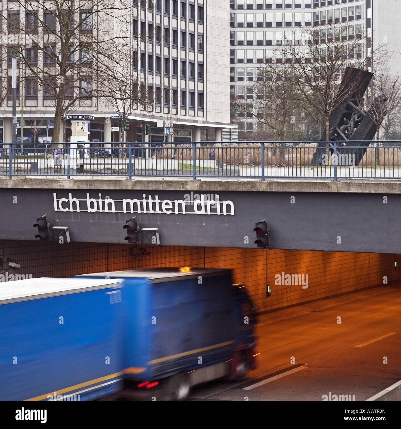 Label Ich bin mitten drin (ich bin in der Dick) auf eine Autobahnbrücke A40, Essen, Ruhrgebiet, Deutschland Stockfoto