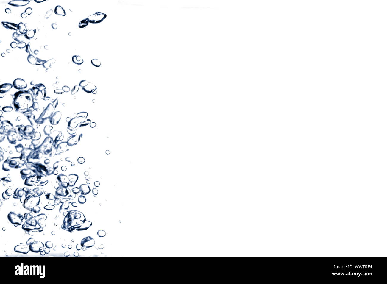 Luftblasen in Wasser auf weißem Hintergrund Stockfoto