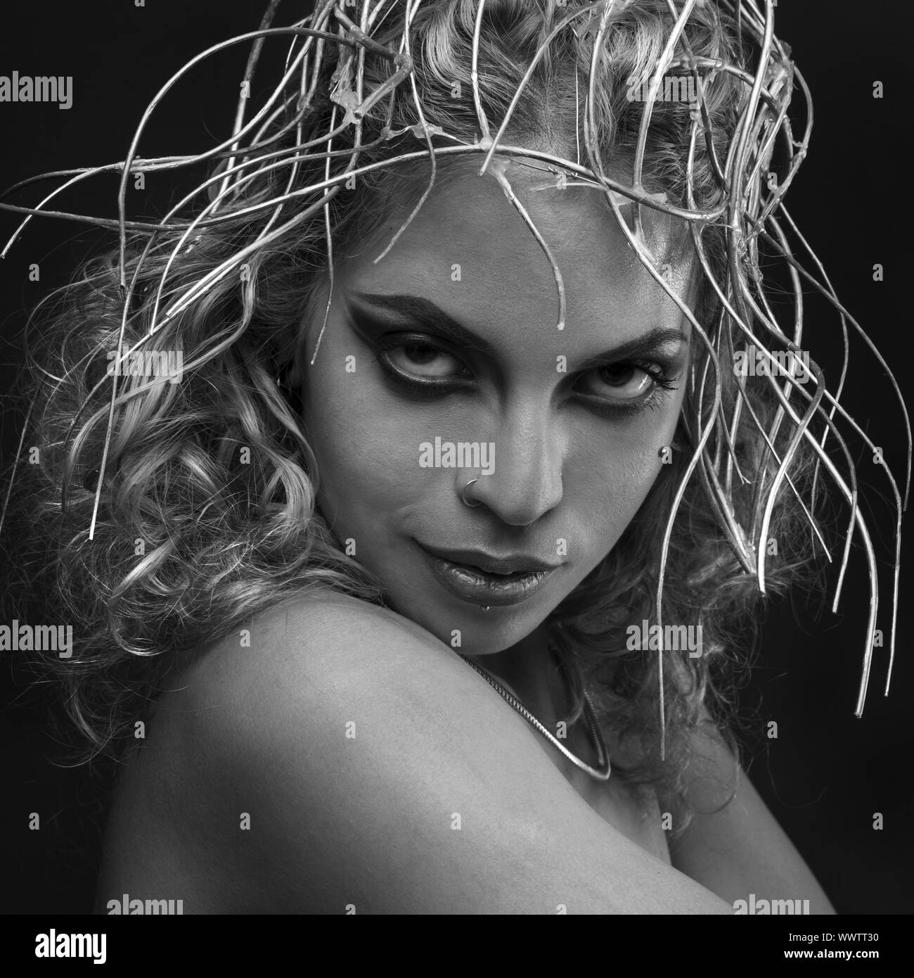 Phantasie, Gottheit, schöne Frau mit grünen Haaren in der goldenen Göttin Rüstung. Fantasy Warrior Stockfoto