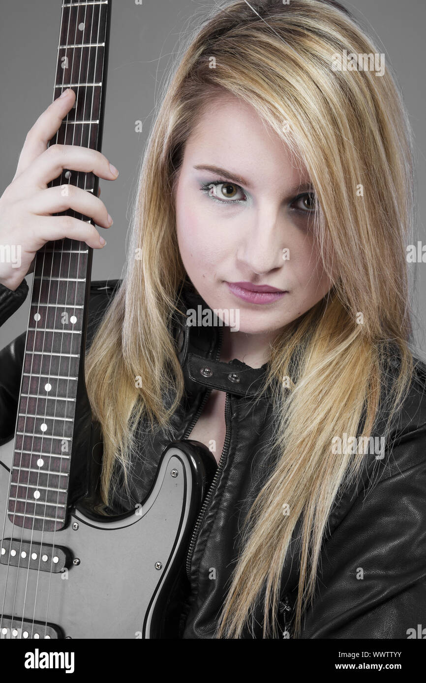 Schöne Blondine mit schwarzen e-Gitarre Stockfoto