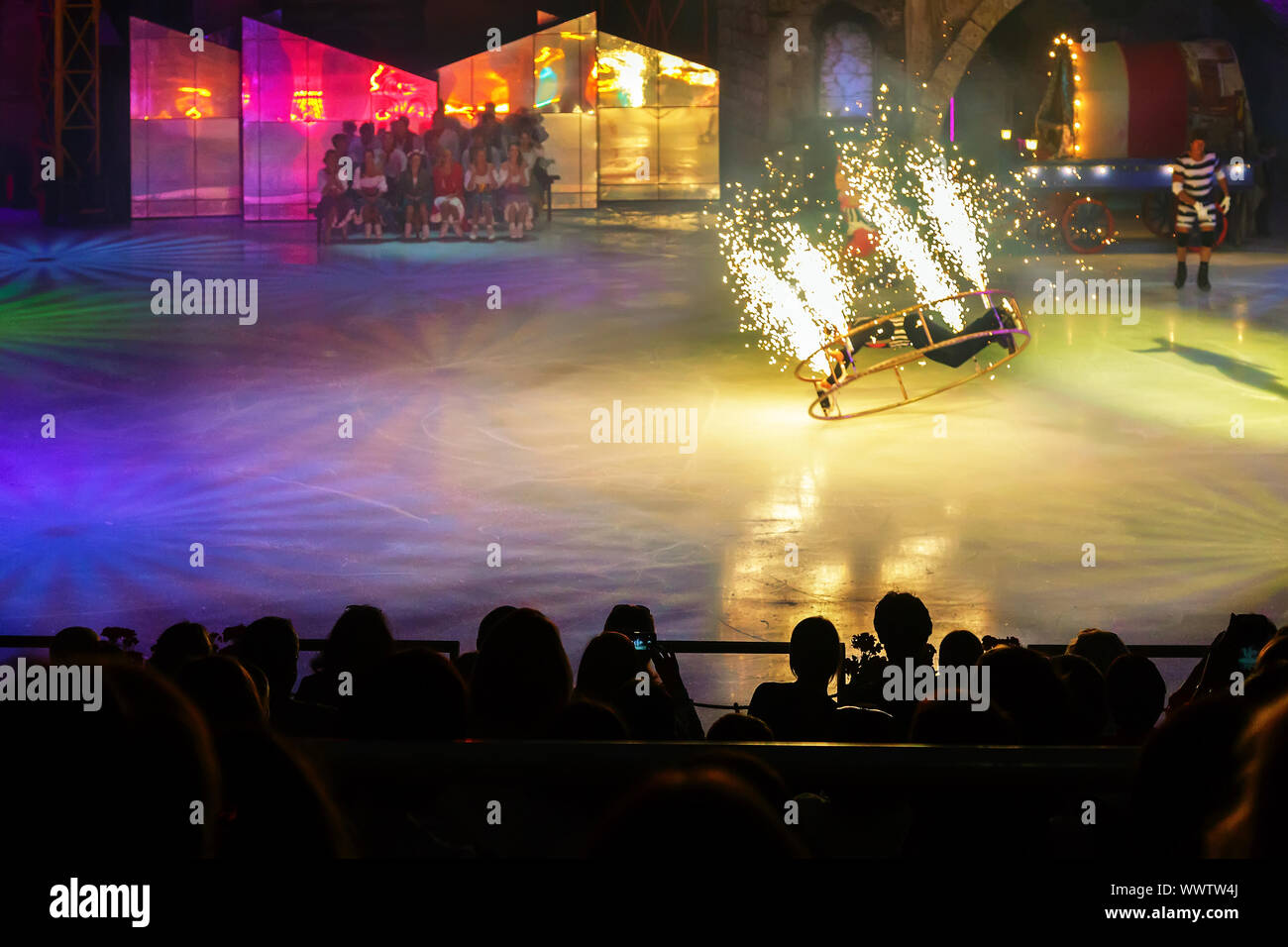 Eine bunte Performance auf dem Eis Arena im Eispalast. Stockfoto