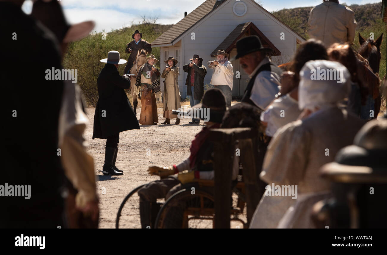 Cowboy in Schwarz Feuer Waffe Gruppe von Banditen Stockfoto