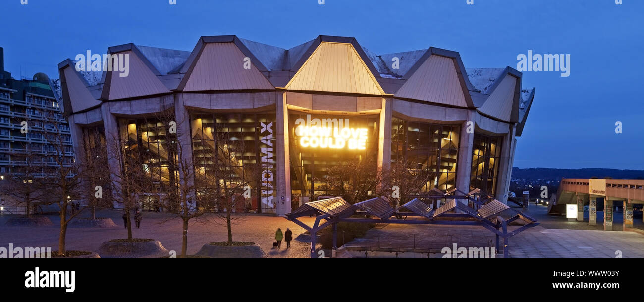 Audimax der Ruhr-Universität Bochum mit Label, wie Liebe sein könnte, Bochum, Ruhrgebiet, Deutschland Stockfoto