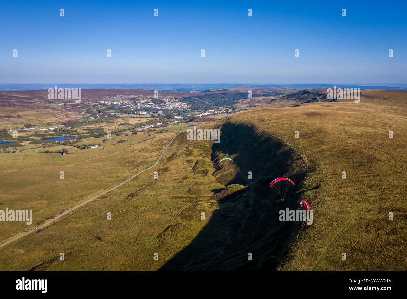 Luftaufnahme über einzelne Gleitschirme in Brecon Beacons Wales, Paragliding aus der Blaenavon Berge Stockfoto