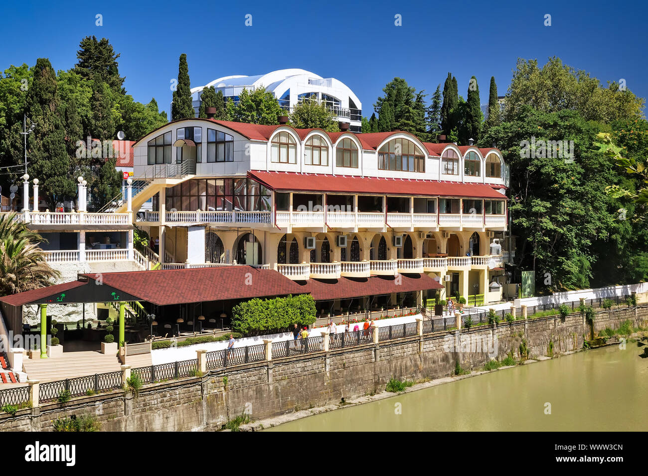 Komfortables Hotel am Fluss Stockfoto