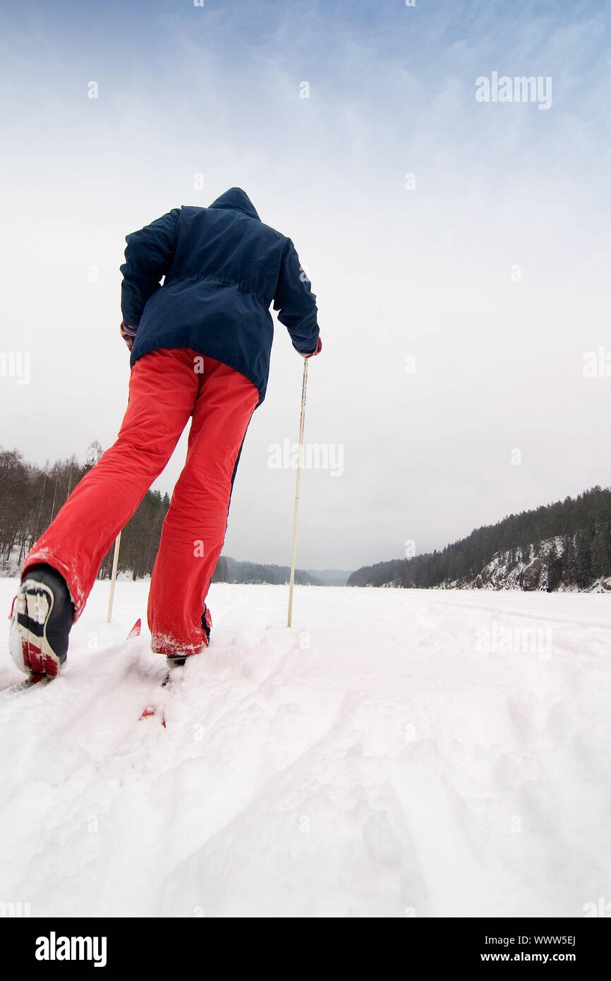 Ein cross country Skier heraus auf eine erfrischende Reise über einen zugefrorenen See. Stockfoto