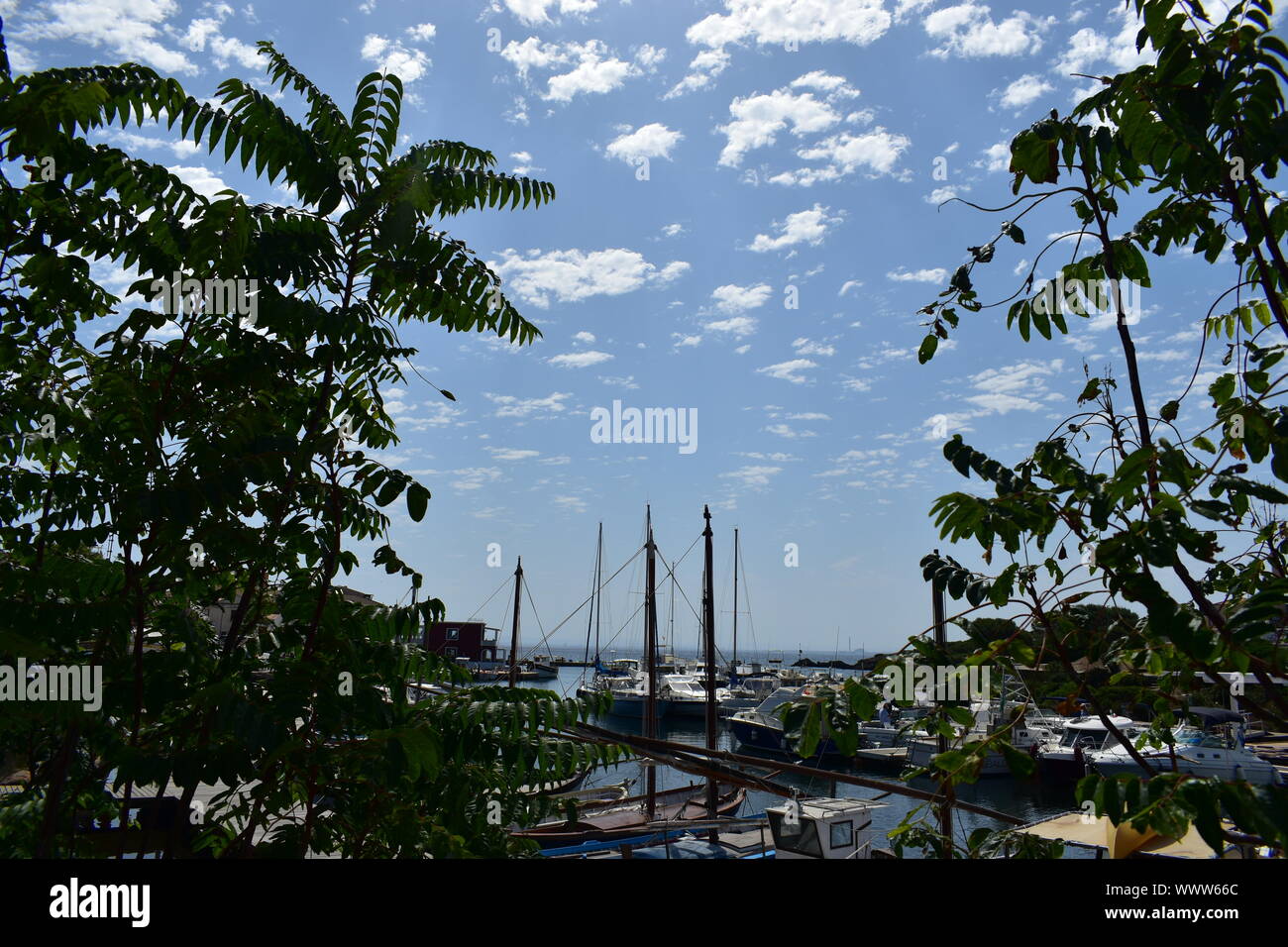 Ein ruhiger und ruhiger Hafen mit einem blauen Himmel und viele Wolken Stockfoto