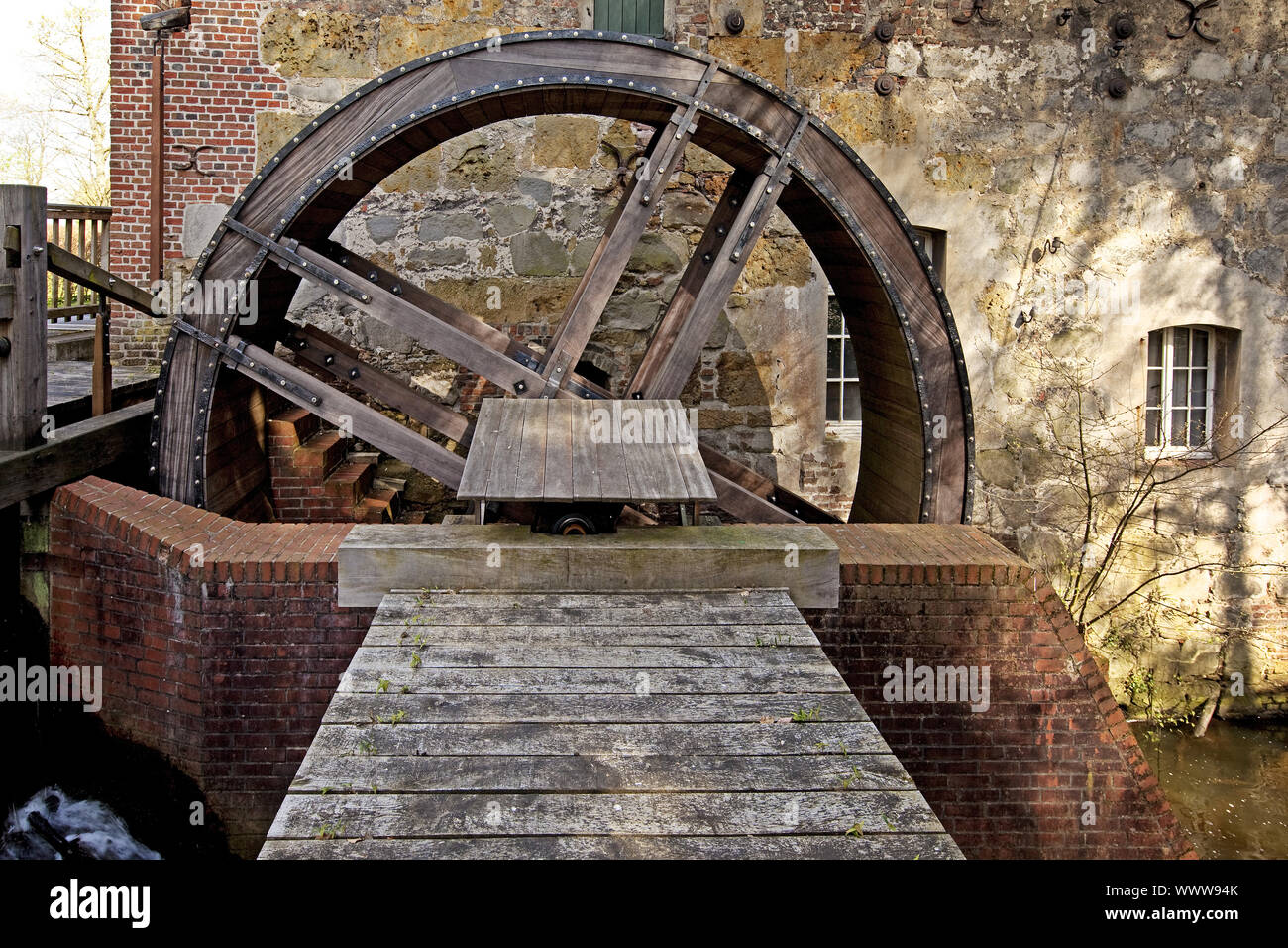 Mühlrad der Wassermühle Gartrop, Huenxe, Ruhrgebiet, Nordrhein-Westfalen, Deutschland, Europa Stockfoto