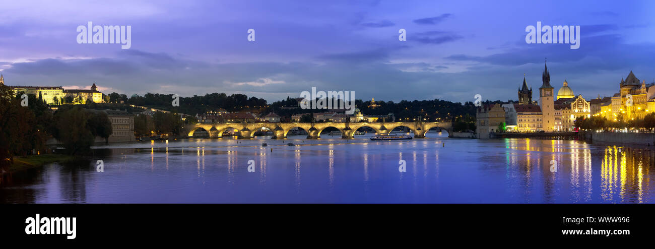 Schöne Stadtbild von Prag bei Nacht mit Karlsbrücke (Karluv most) über die Moldau und die Prager Burg Stockfoto