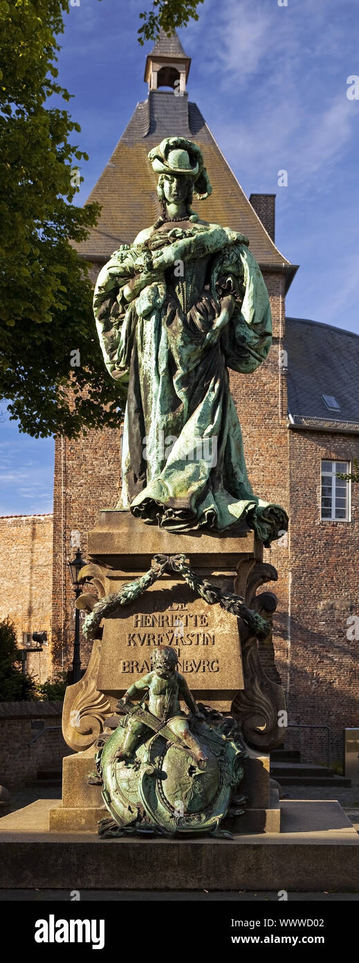 Moers Schloss mit Statue von Luise Henriette von Brandenburg, Moers, Ruhrgebiet, Deutschland, Europa Stockfoto