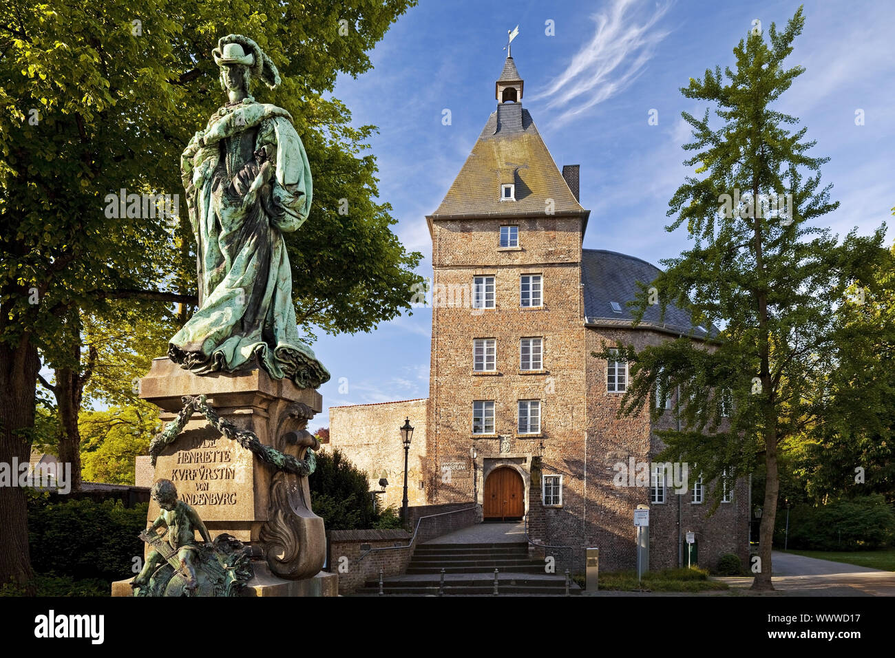 Moers Schloss mit Statue von Luise Henriette von Brandenburg, Moers, Ruhrgebiet, Deutschland, Europa Stockfoto