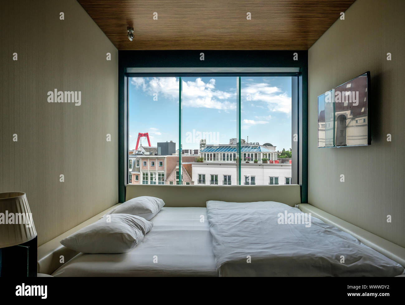 Hotel Zimmer mit Rotterdam City Skyline Skyline mit Willemsbrug Brücke im Fenster Stockfoto