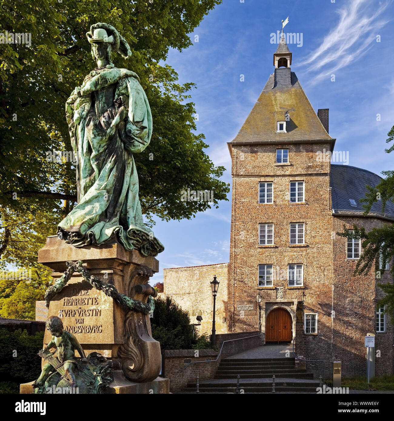 Moers Schloss mit Statue von Luise Henriette von Brandenburg, Moers, Ruhrgebiet, Deutschland, Europa Stockfoto