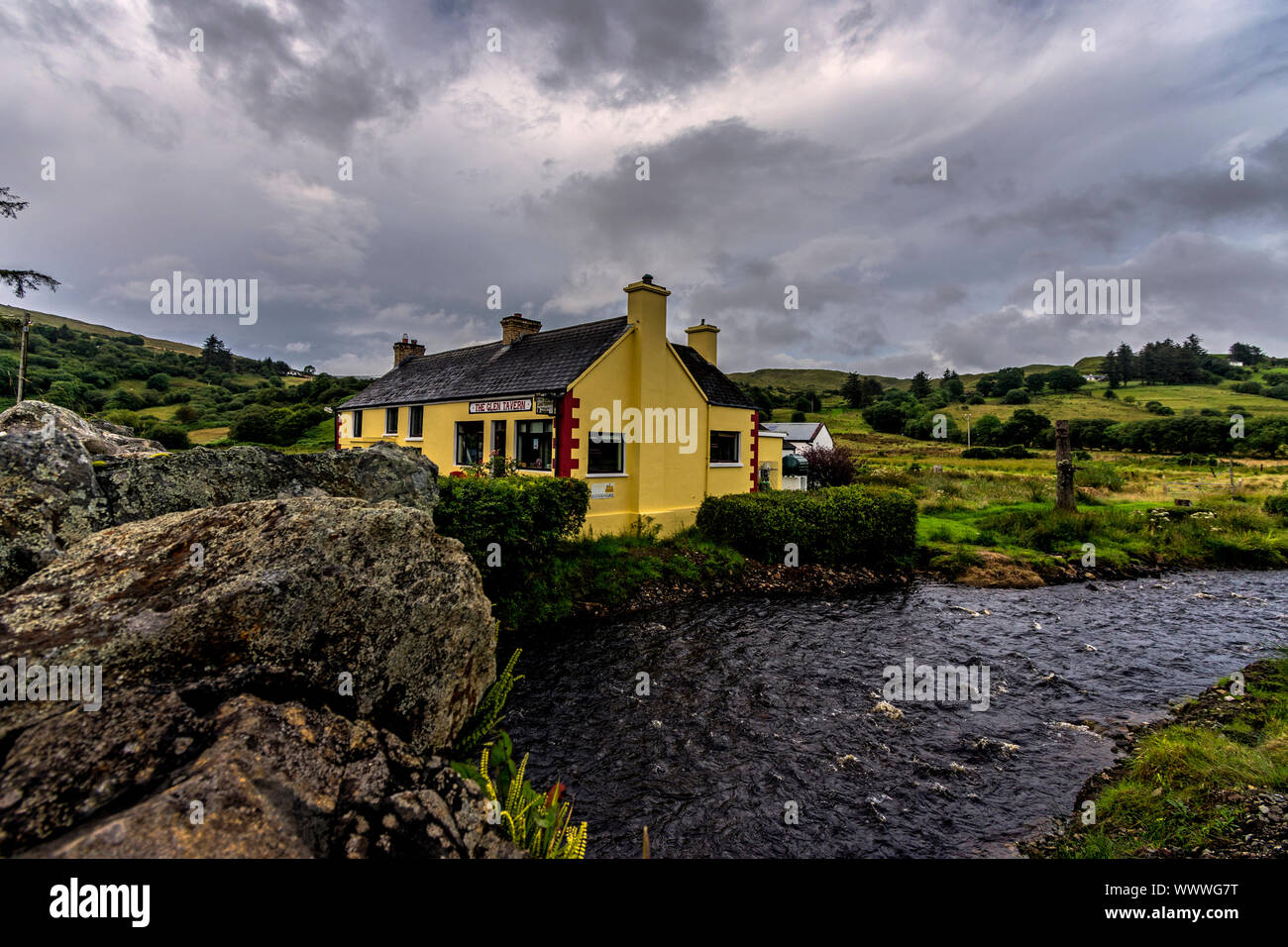 Der Glen Tavern, ein isoliertes Pub und Shop in der Nähe von Glenties, County Donegal, Irland Stockfoto