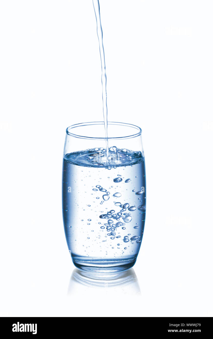 Foto von strömendem Wasser in Glas, isoliert auf weiß Stockfoto