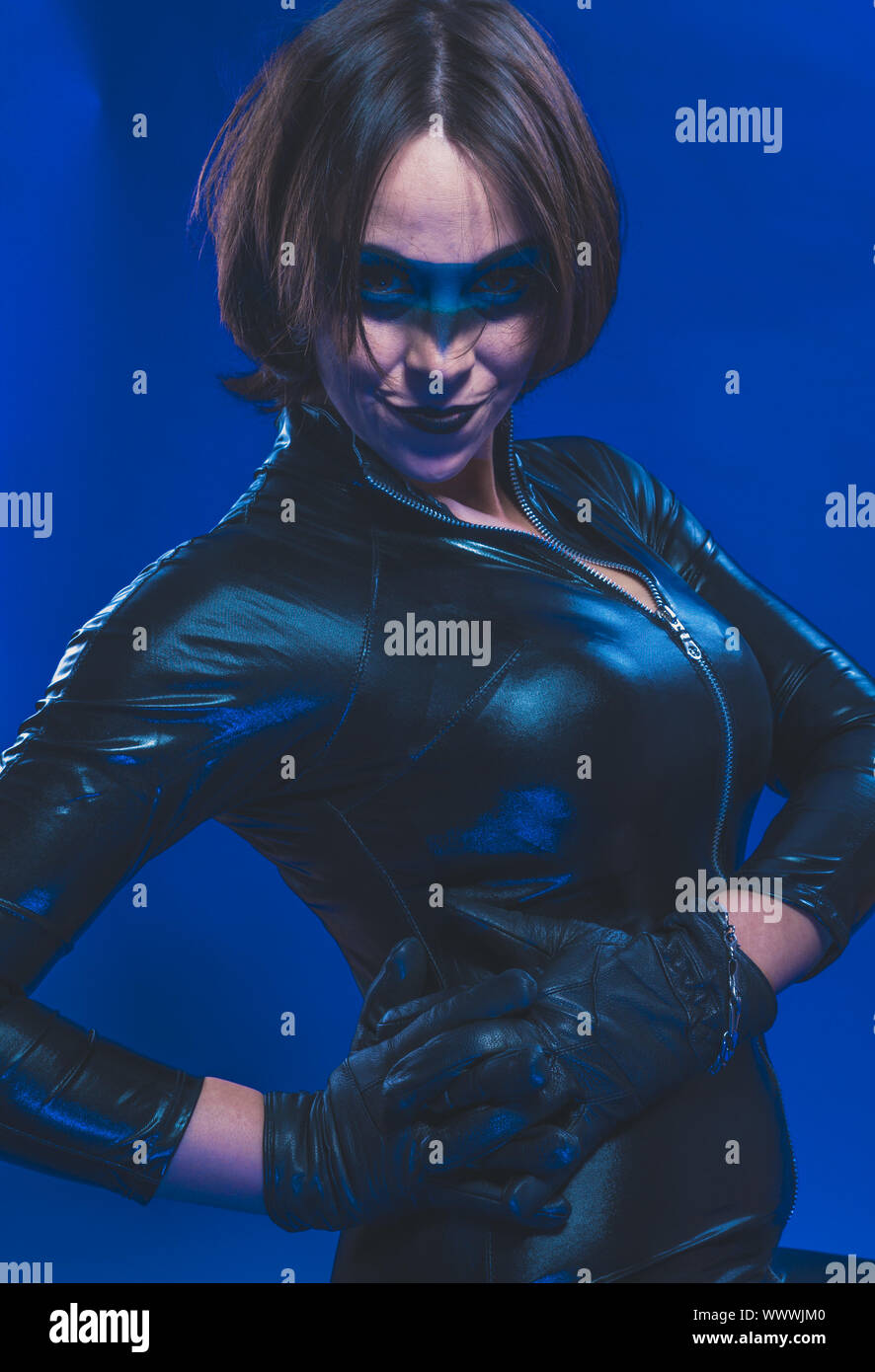 Agent, brünette Mädchen in Leder und Latex mit Pistole auf blauem Hintergrund angebracht gekleidet Stockfoto