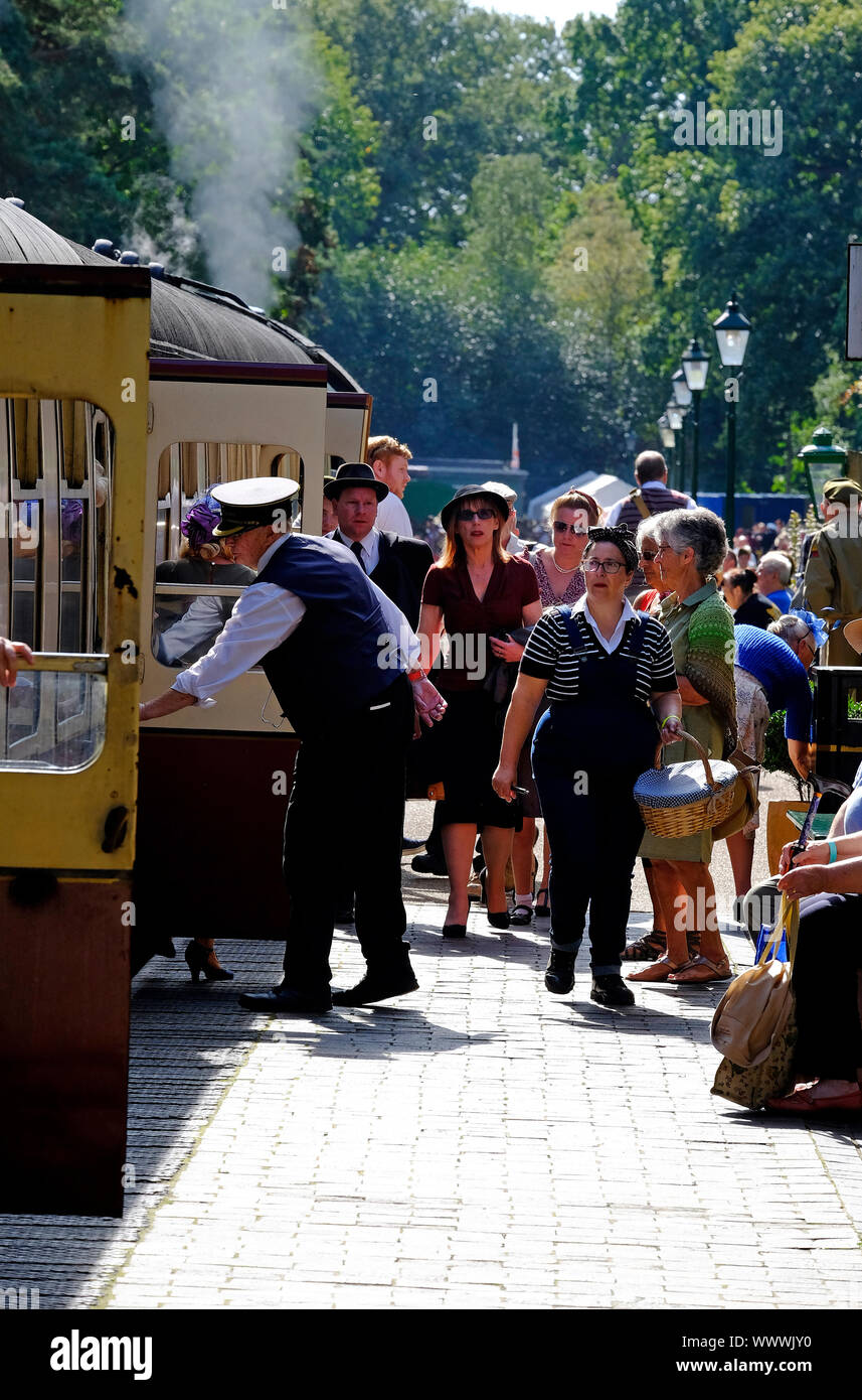 Holt Bahnhof, Dampfzug und Passagiere, North Norfolk, England Stockfoto