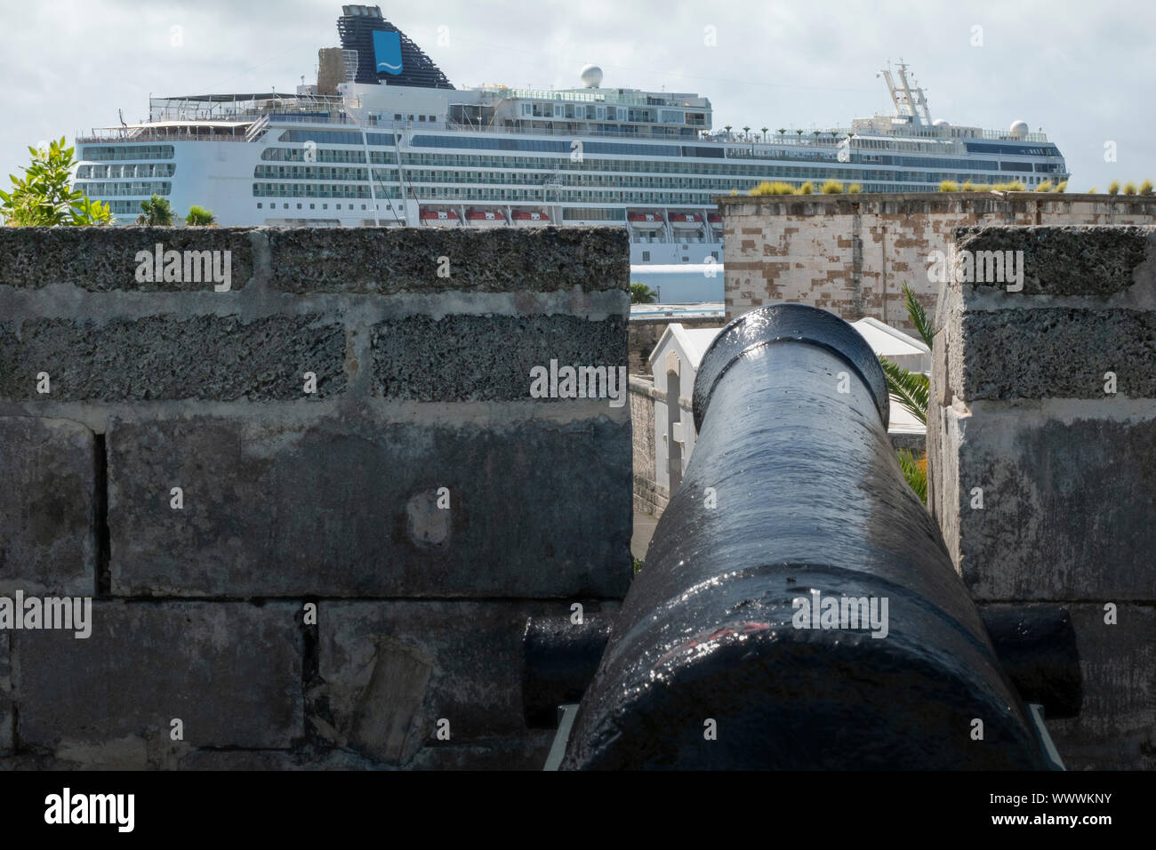 Eine Zinne montiert Schnauze laden Kanone auf einem Kreuzfahrtschiff der Royal Naval Dockyard, Bermuda, Stockfoto