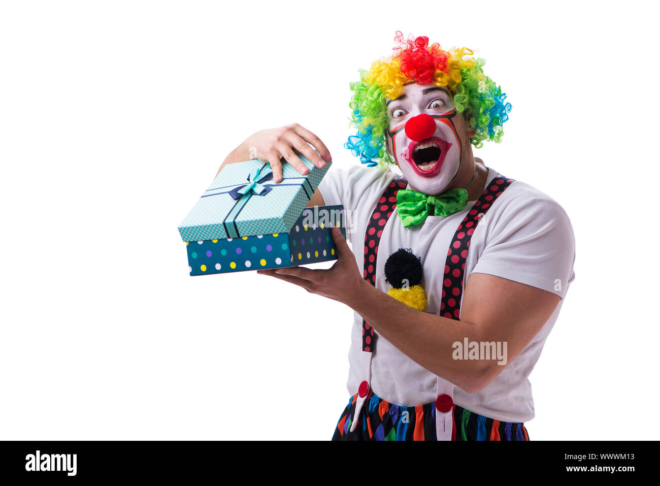 Lustiger Clown mit einer vorliegenden Geschenkbox isoliert auf weißem Hintergrund Stockfoto