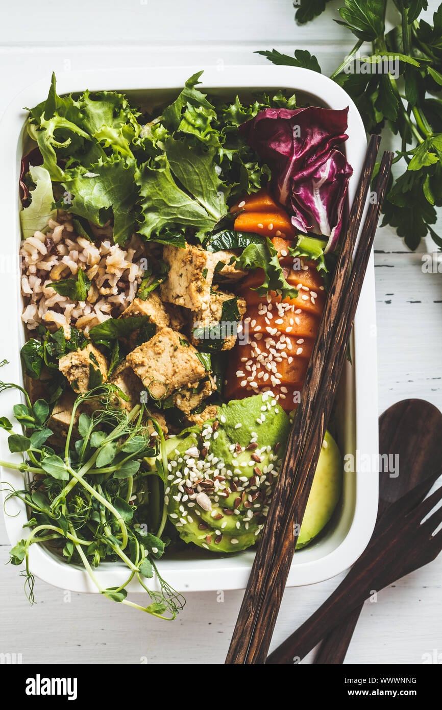 Lunch Box mit gesunden veganes Essen. Bento Box mit Reis, Tofu und Gemüse. Stockfoto