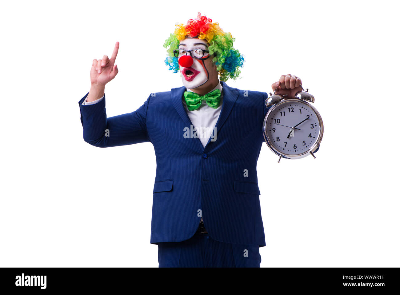 Lustige clown Geschäftsmann mit einem Wecker auf Weiß ba isoliert Stockfoto
