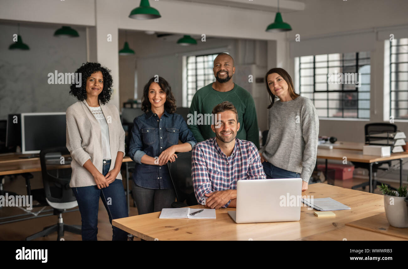 Team von lächelnden Designer gemeinsam in einem Büro Stockfoto