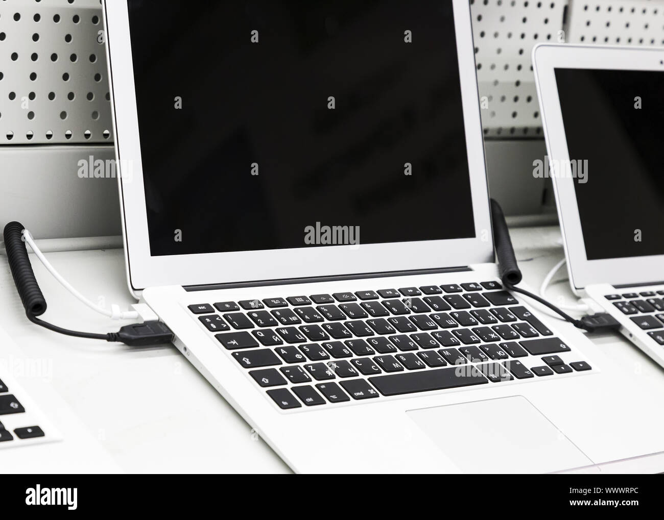 Der Laptop ist im Schaufenster. Stockfoto