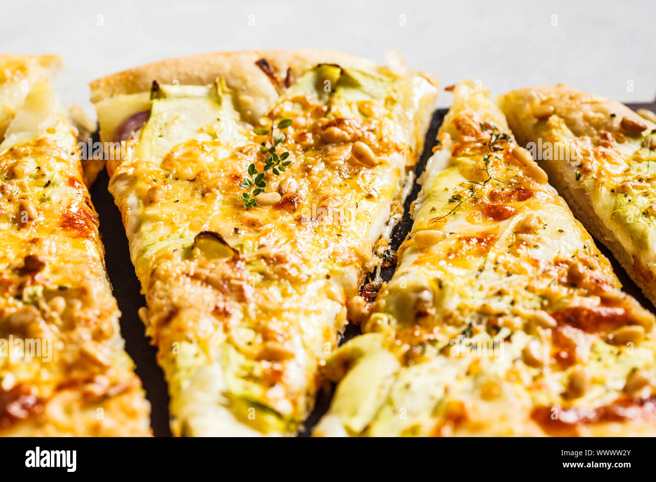 Vegetarische Pizza mit Zucchini, Käse und Nüsse. Stockfoto