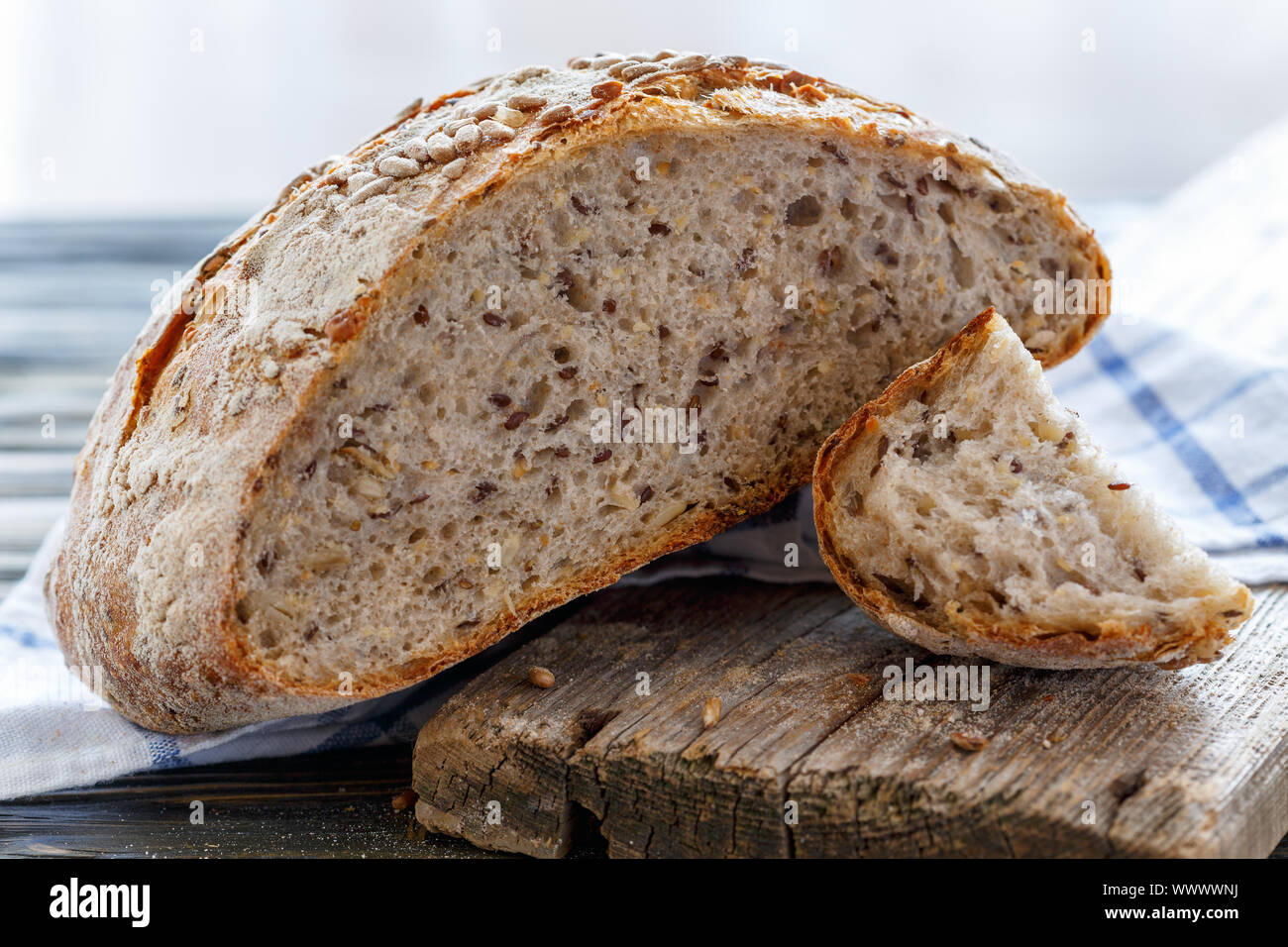 Brot mit Saatgut von Flachs-, Sonnenblumen-, Sesam- und Kürbis. Stockfoto