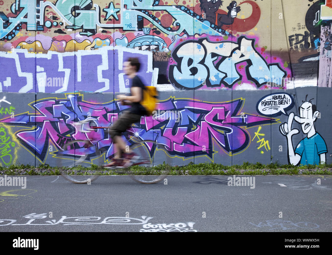 Radfahrer auf Schiene Radweg Nordbahntrasse vor Graffiti Wall, Wuppertal, Deutschland, Europa Stockfoto
