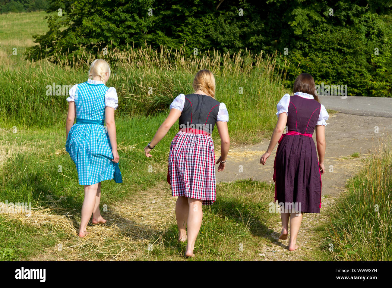 Drei Mädchen im Dirndl in der Natur Stockfoto