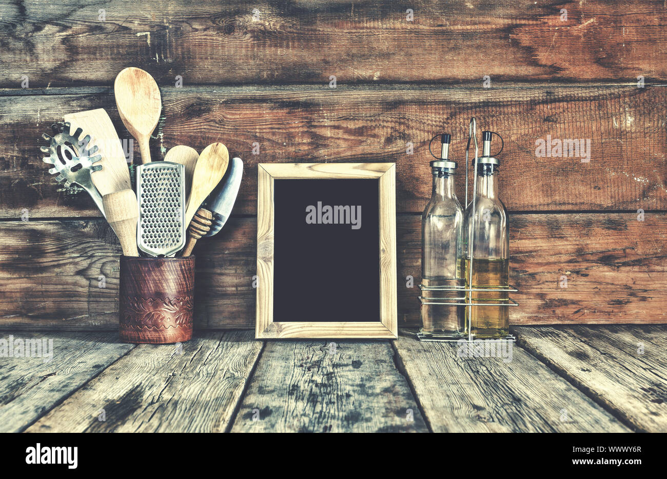 Küche noch leben. Küchengeräte in einem Stand in der Nähe der hölzernen Wand. Küche Tools, Holzrahmen wit Stockfoto