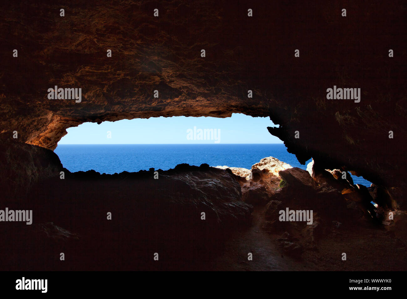 Höhle Loch in Barbarei Cape Formentera mit Meerblick Stockfoto