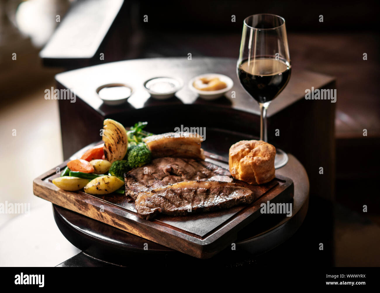 Gourmet Sonntag Roastbeef traditionelle britische Gerichte auf alten hölzernen pub Tabelle einstellen Stockfoto