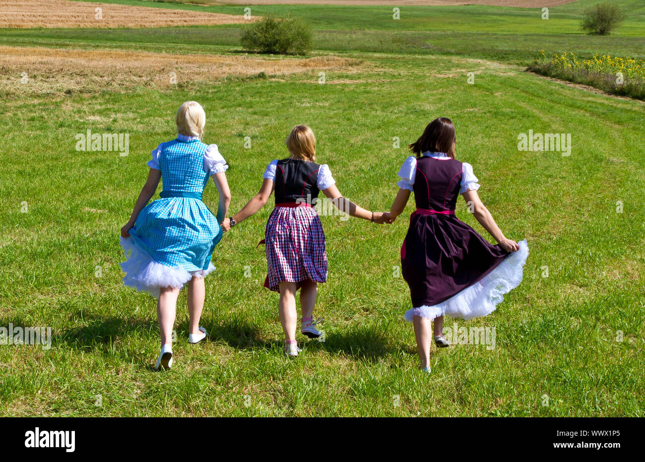 Drei Mädchen im Dirndl in der Natur Stockfoto