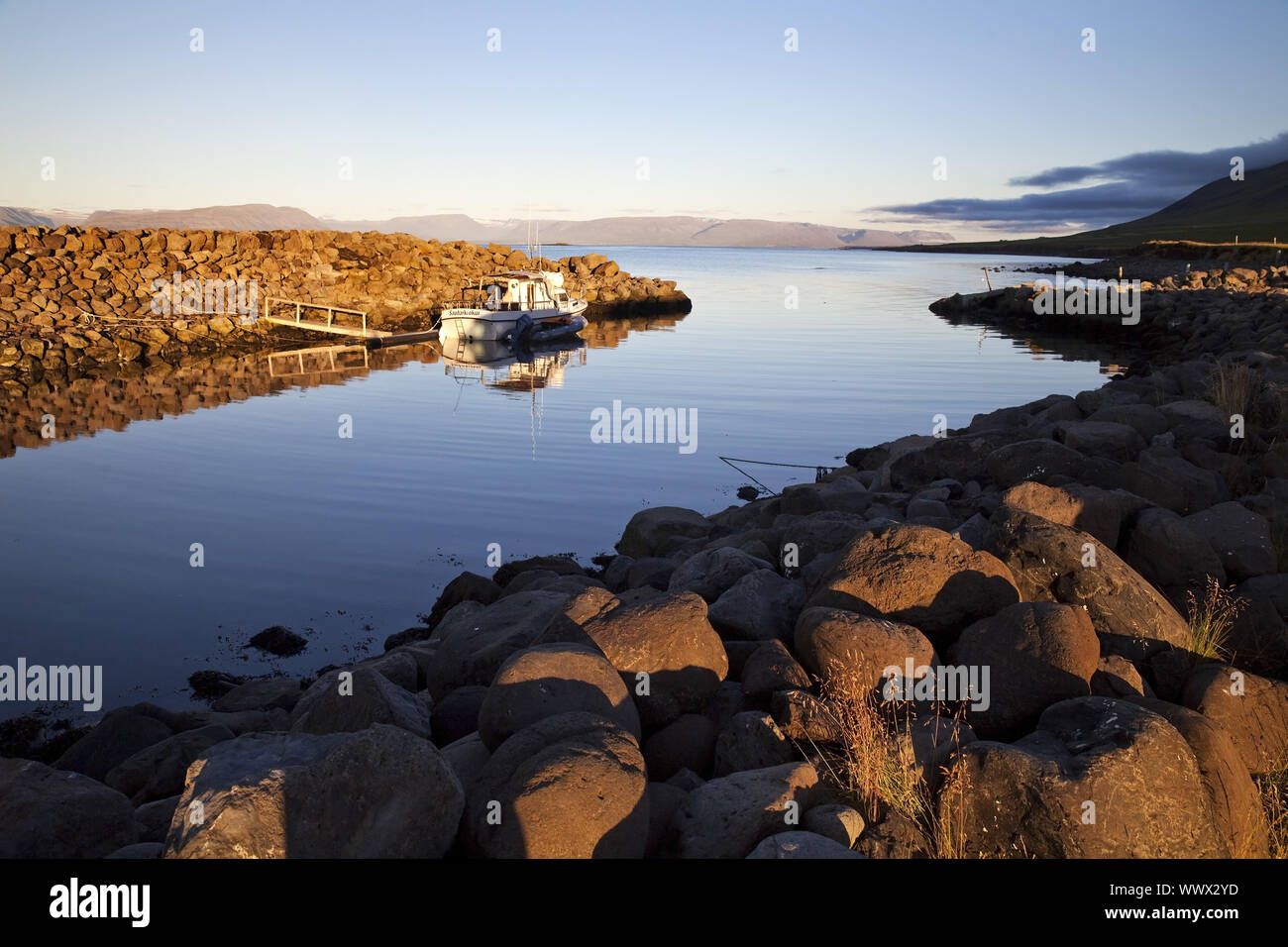 Hafen und Boot im Abendlicht, Reykjadiskur, Skagafjoerdur, Island, Europa Stockfoto