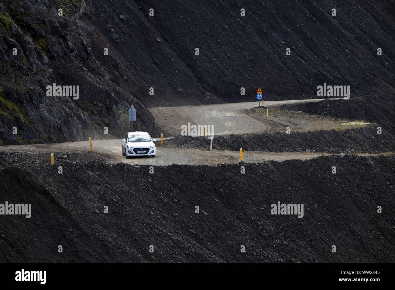 Isländische Straße Verkehr, Auto auf dem Hadegilsfjall Trail, Osten Island, Island, Europa Stockfoto