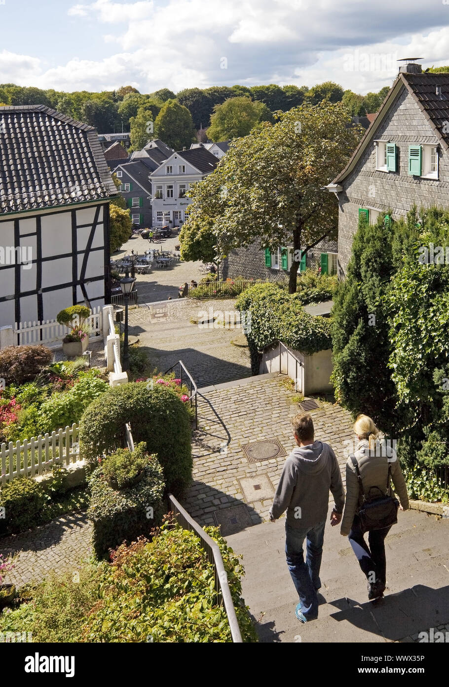 Blick von der Kirche Treppen in die Altstadt von gräfrath, Solingen, Bergisches Land, Deutschland, Europa Stockfoto