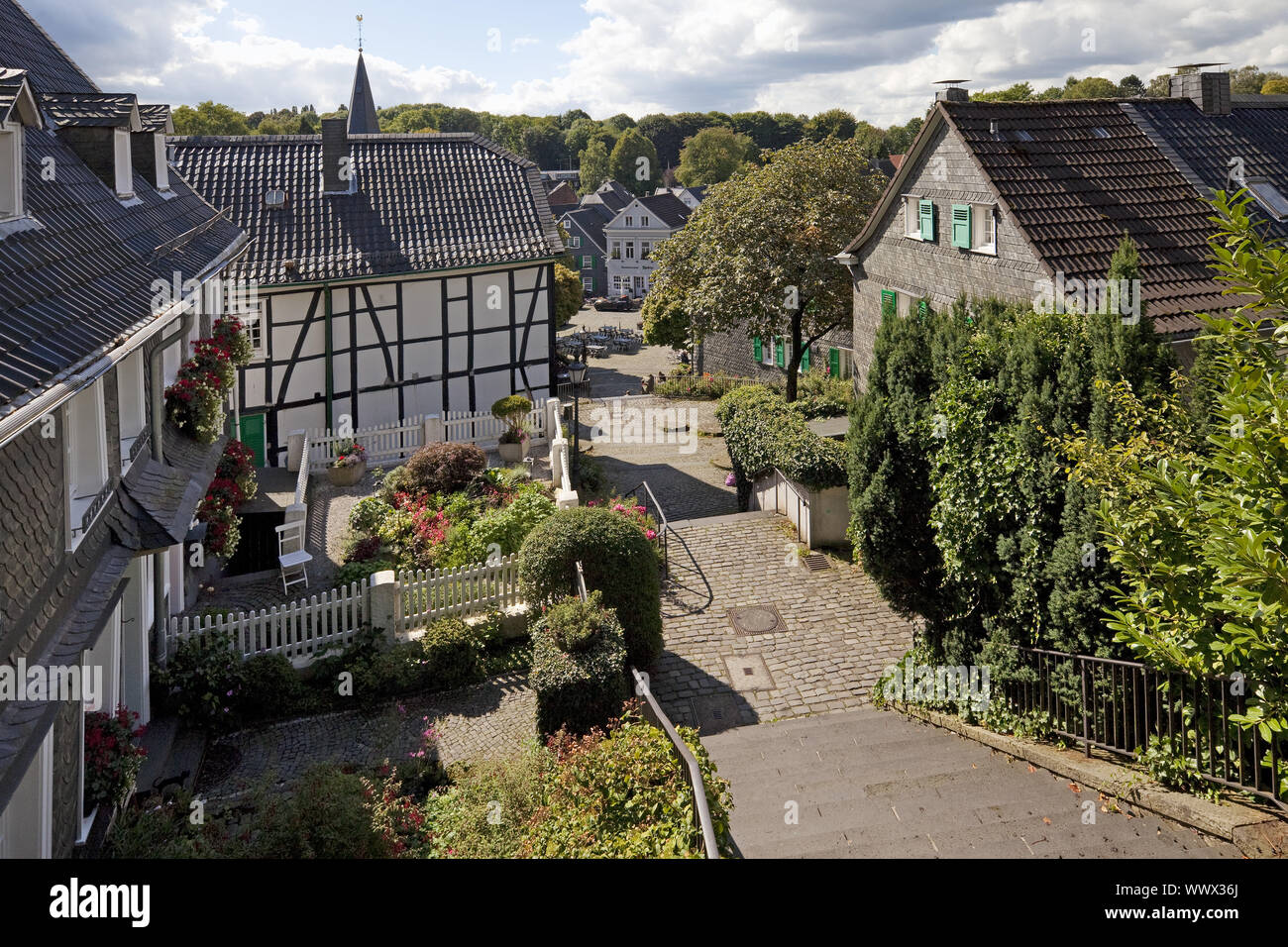 Blick von der Kirche Treppen in die Altstadt von gräfrath, Solingen, Bergisches Land, Deutschland, Europa Stockfoto