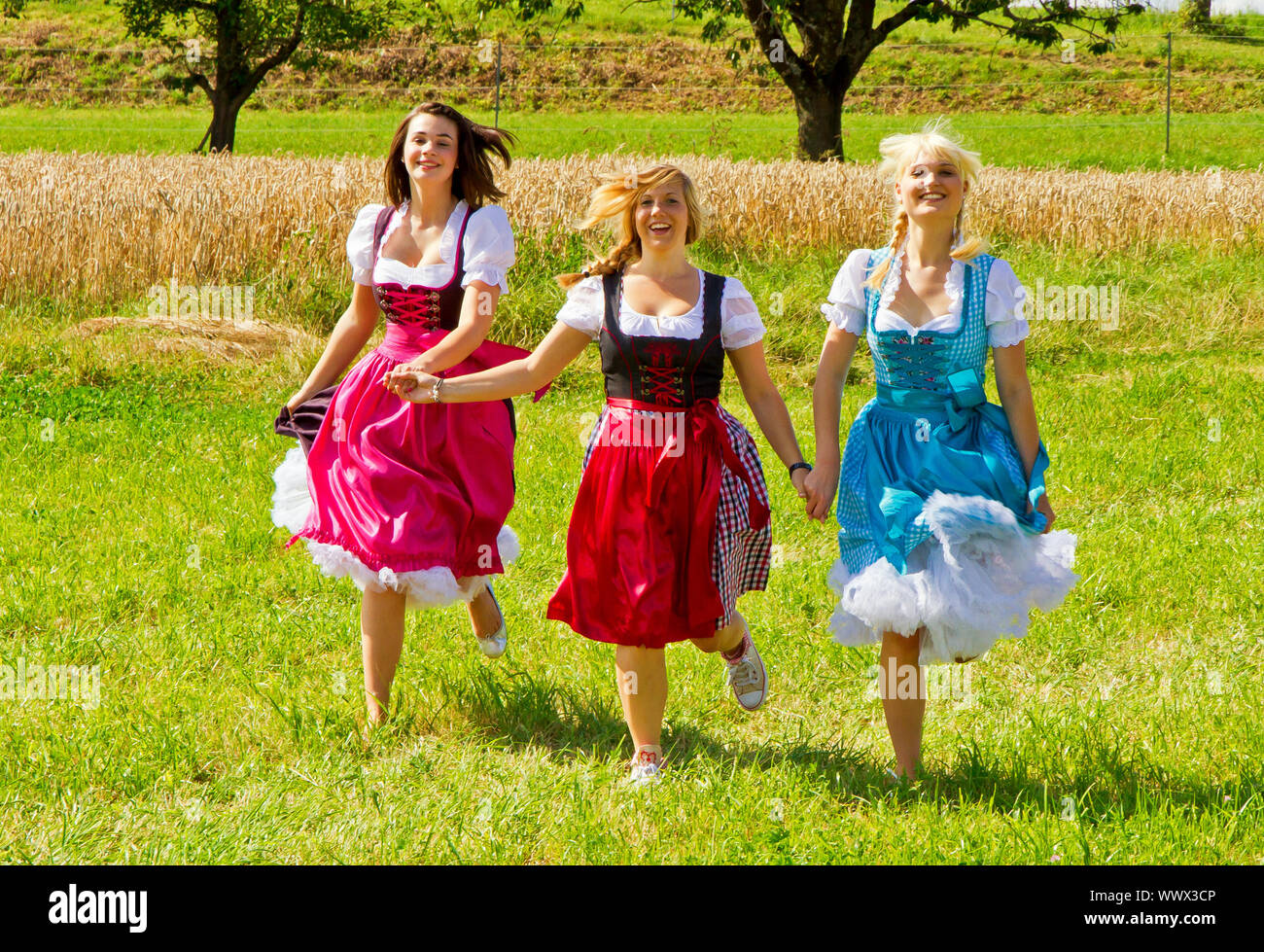 Drei Mädchen im Dirndl in der Natur Stockfoto